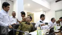 Menpan-RB Yuddy Chrisnadi  berbincang dengan Menteri Agraria dan Tata Ruang Ferry M. Baldan sebelum rapat terbatas yang dipimpin Presiden Jokowi dan Wapres Jusuf Kalla di Kantor Kepresidenan, Jakarta, Rabu (16/9/2015). (Liputan6.com/Faizal Fanani)