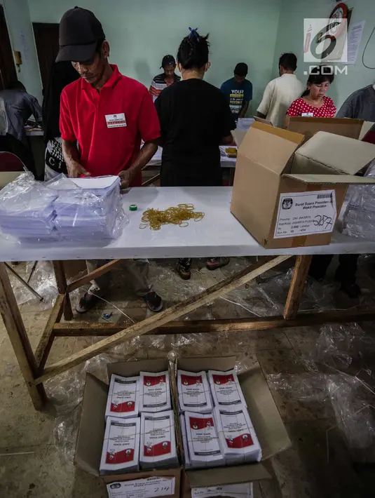 Sejumlah pekerja menyelesaikan pelipatan surat suara Pemilihan Umum 2019 di gudang logistik KPU Jakarta Pusat, Selasa (19/2). Proses pelipatan surat suara diiikuti 62 orang yang direkrut dari wilayah sekitar gudang KPU. (Liputan6.com/Faizal Fanani)