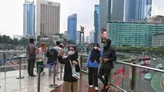 Seorang wanit berselfie di anjungan Halte Transjakarta Bundaran HI , Jakarta, Minggu (16/10/2022). Anjungan yang berada di lantai dua Halte Transjakarta Bundaran HI ini dapat menampung 20 orang dan menjadi spot foto baru dengan latar belakang Patung Selamat Datang dan air mancur Bundaran HI. (Liputan6.com/Angga Yuniar)
