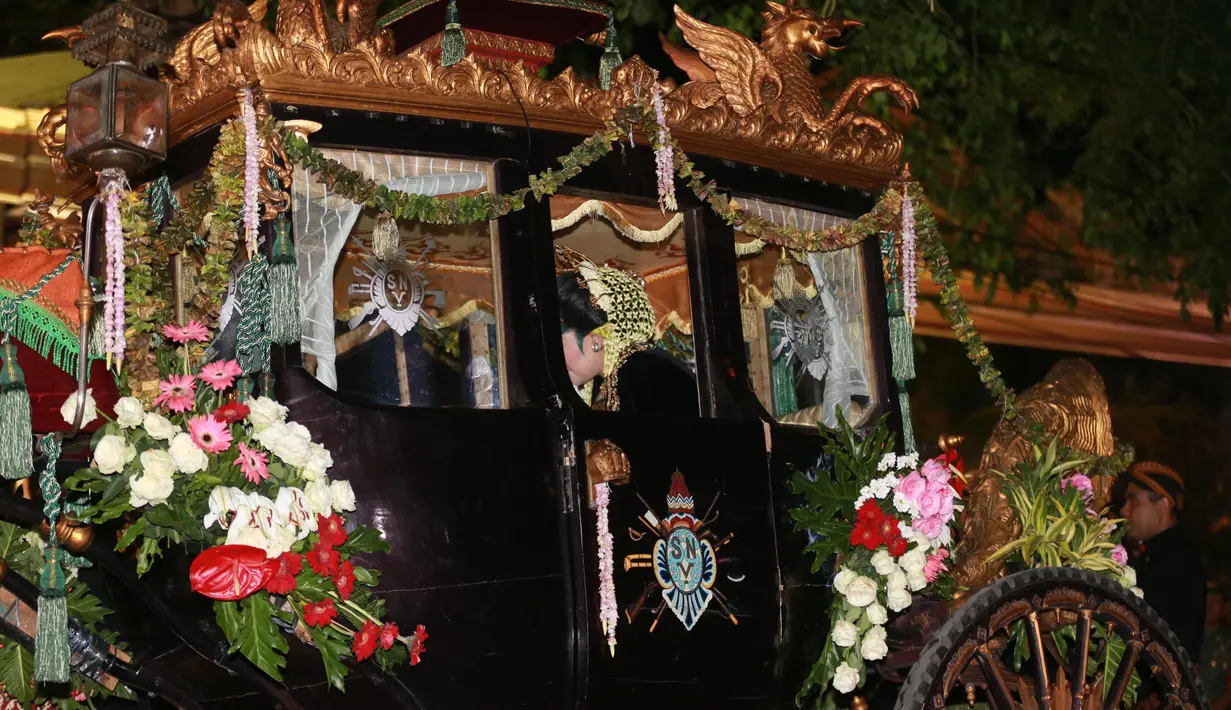 Iring-iringan kereta kencana mengantarkan mempelai perempuan, Kahiyang Ayu. Dari kediaman Presiden Jokowi, Kahiyang menaiki kereta kencana yang megah seperti putri keraton. (Adrian Putra/Bintang.com)