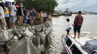 Akibat ditabrak kapal barang pada Selasa (4/1/2021), turap di Jalan Ahmad Yani, Kabupaten Berau rusak parah. (foto: Zuhrie)