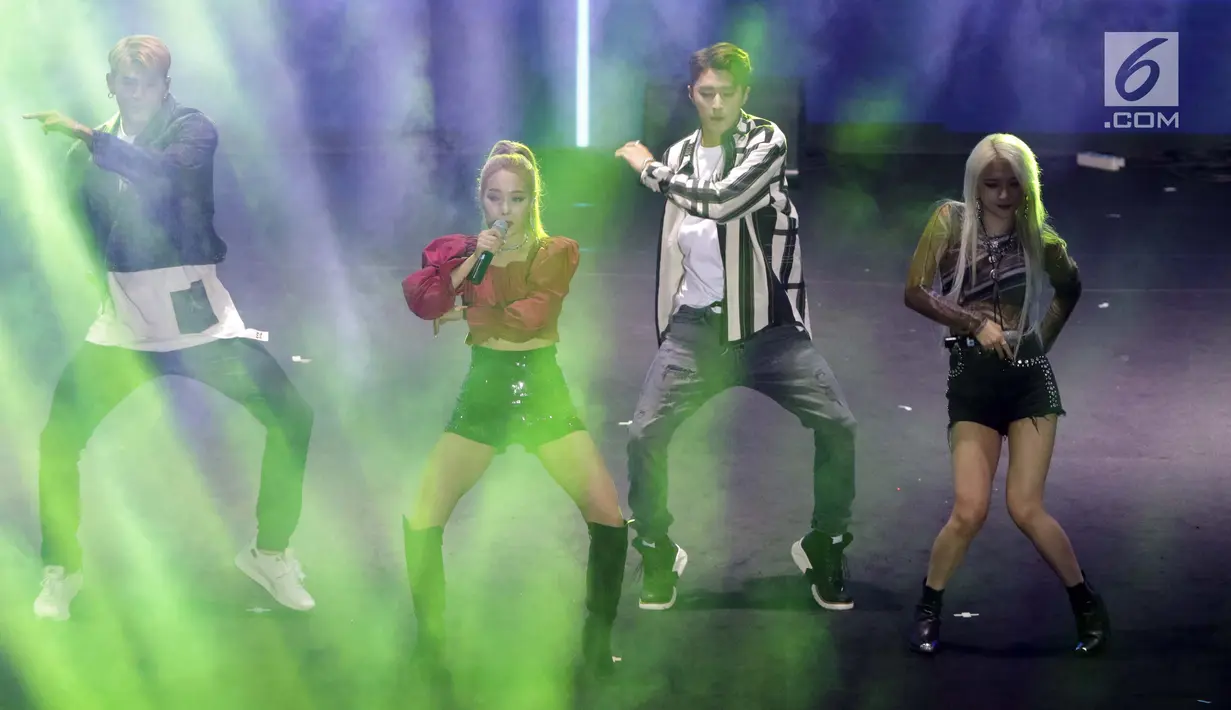 Grup K-Pop asal Korea Selatan, KARD saat tampil menutup gelaran ON/OFF Festival hari pertama di Istora Gelora Bung Karno, Jakarta, Sabtu (7/9/2019). Gelaran ON/OFF Festival akan berlangsung hingga Minggu (8/9). (Liputan6.com/Helmi Fithriansyah)