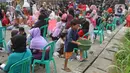 Suasana saat para anak mencuci kaki ibu mereka di Kelurahan Duri Pulo, Jakarta, Rabu (21/12/2021). Aksi mencuci kaki ibu secara massal yang diikuti 500 peserta itu bertujuan untuk meningkatkan rasa cinta kasih kepada ibu dan dilakukan dalam rangka memeriahkan Hari Ibu. (Liputan6.com/Herman Zakharia)