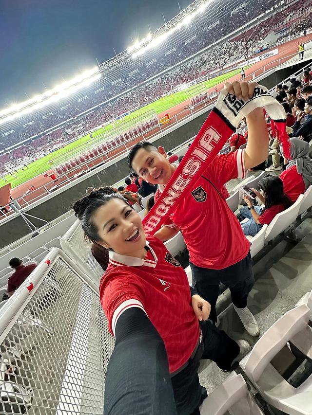9 Momen Fitri Carlina Setia Nonton Langsung Timnas, Rela Bolak-Balik Indonesia-Qatar