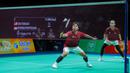 Ganda putri Indonesia, Febriana Dwipuji Kusuma/Meilysa Trias Puspitasari, saat melawan wakil Malaysia, Pearly Tan/Thinaah Muralitharan, dalam laga final yang berlangsung sengit di Gymnasium 4, Thammasat University, Pathum Thani, Minggu (14/12/2025). (Bola.com/Bagaskara Lazuardi)