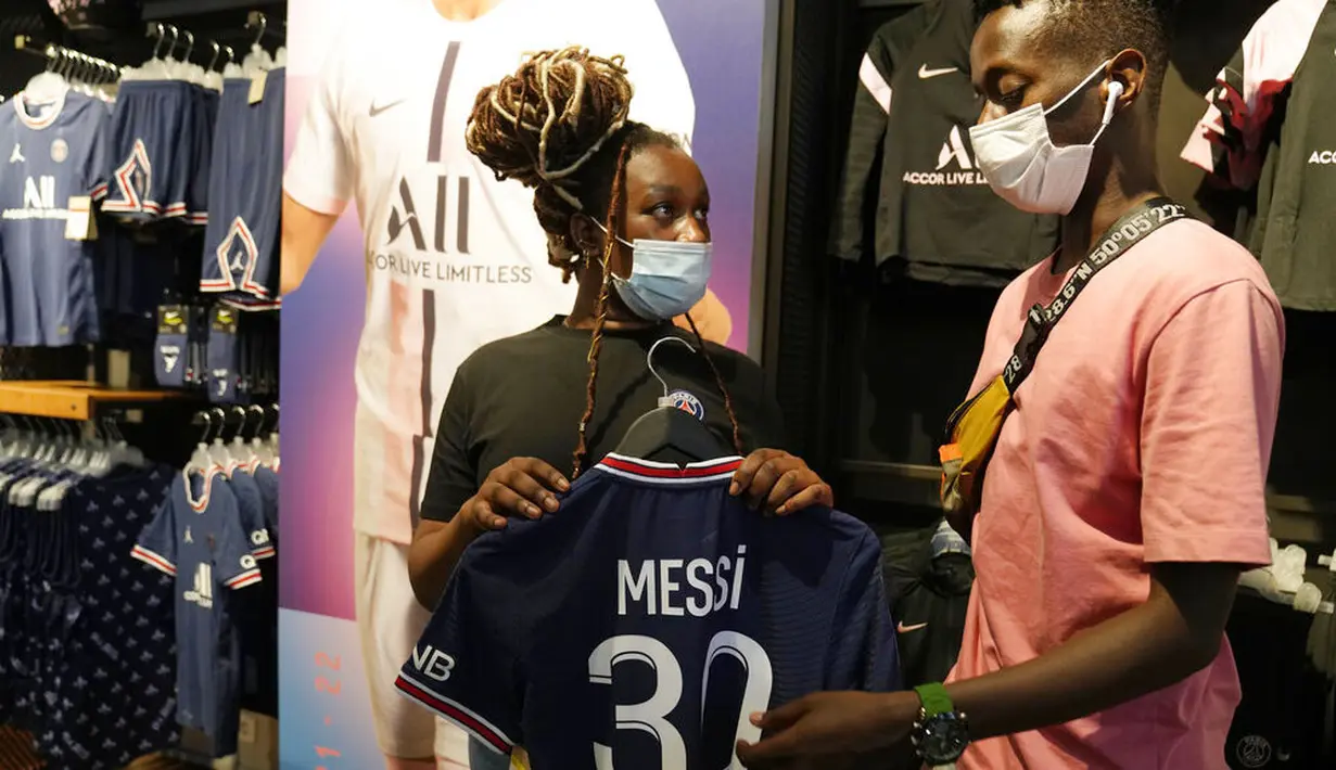 Kedatangan Lionel Messi tak hanya berdampak di dalam lapangan tetapi juga di luar lapangan termasuk bertambahnya jumlah pengikut di media sosial PSG hingga pemasukan klub dari penjualan barang-barang. (Foto: AP/Francois Mori)