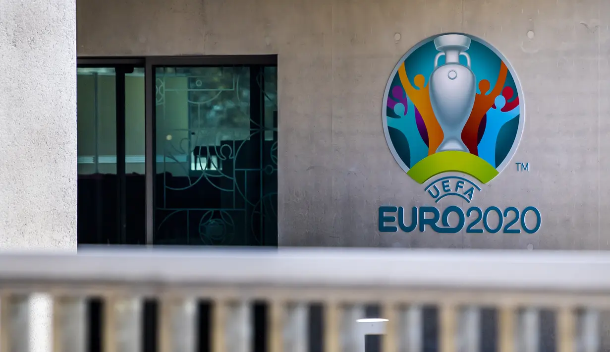 Logo Piala Eropa 2020 terlihat di sebelah pintu masuk Markas UEFA, Nyon, Swiss, Selasa (17/3/2020). Penundaan Piala Eropa 2020 oleh UEFA dilakukan agar liga-liga di Eropa bisa merampungkan kompetisi di tengah pandemi virus corona COVID-19. (Jean-Christophe Bott/Keystone via AP)