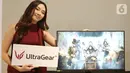 Model berpose di monitor LG UltraGear GP850 di Jakarta, Sabtu (16/10/2021). LG UltraGear GP850 memiliki mode yang dibuat khusus dengan kustomisasi untuk tiap genre game, dengan preset khusus, gamer dapat cepat memilih mode game seperti First Person Shooter atau Real Time Strategy. (Liputan6.com) 