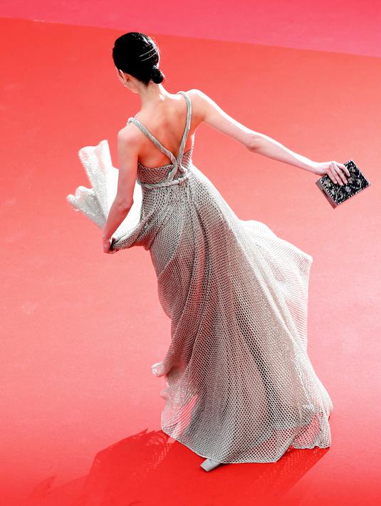 Kiko Mizuhara berjalan di karpet merah menghadiri pemutaran film "Yomeddine" selama Festival Film Cannes ke-71 di Prancis (9/5). Kiko diduga kuat merupakan mantan kekasih G-Dragon. (AFP Photo/Loic Venance)