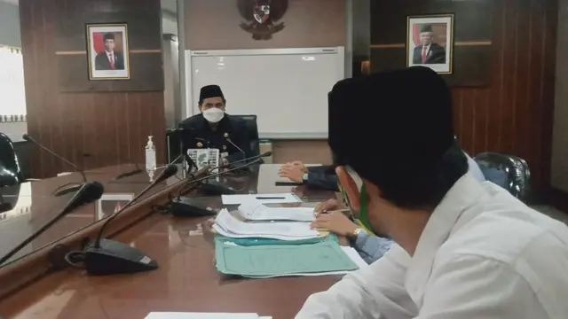 Gus Yasin saat bertemu dengan pihak Agus di ruangan kantornya. (Liputan6.com/Ahmad Adirin)