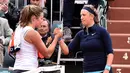 Victoria Azarenka (kanan) bersalaman dengan Karin Knapp setelah mundur karena cedera pada pertandingan babak pertama Prancis Terbuka 2016 di Roland Garros, Paris, (24/5/2016). (EPA/Christophe Petit Tesson)
