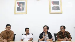Wakil Ketua Bidang Eksternal Komnas HAM, Sandrayati Moniaga (kedua kanan) memberi keterangan terkait kasus Budi Pego di Jakarta, Jumat (14/12). Komnas HAM berpandangan Budi Pego mengalami proses hukum yang kurang wajar. (Liputan6.com/Helmi Fithriansyah)