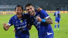 Pemain Persib Bandung, Berguinho (kanan) merayakan golnya bersama Adam Alis pada laga pekan ke-18 BRI Super League 2025/2026 melawan PSBS Biak di Stadion GBLA, Kota Bandung, Minggu (25/1/2026) malam. (Bola.com/Erwin Snaz)