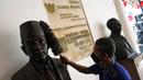 Petugas membersihkan patung di Museum Sumpah Pemuda, Jakarta, Rabu (27/10/2021). Museum Sumpah Pemuda memiliki koleksi foto dan benda-benda bersejarah dalam pergerakan nasional kepemudaan dan menjadi tonggak sejarah perjuangan kemerdekaan RI. (Liputan6.com/Faizal Fanani)