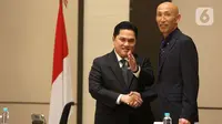 Ketua Umum PSSI Erick Thohir (kiri) bersalaman dengan pelatih asal Jepang, Satoru Mochizuki usai memberi sejumlah keterangan di Jakarta, Selasa (20/2/2024). (Bola.com/ Muhammad Iqbal Ichsan)