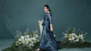 Kahiyang Ayu terlihat elegan dalam balutan dress biru satin [@ayangkahiyang].