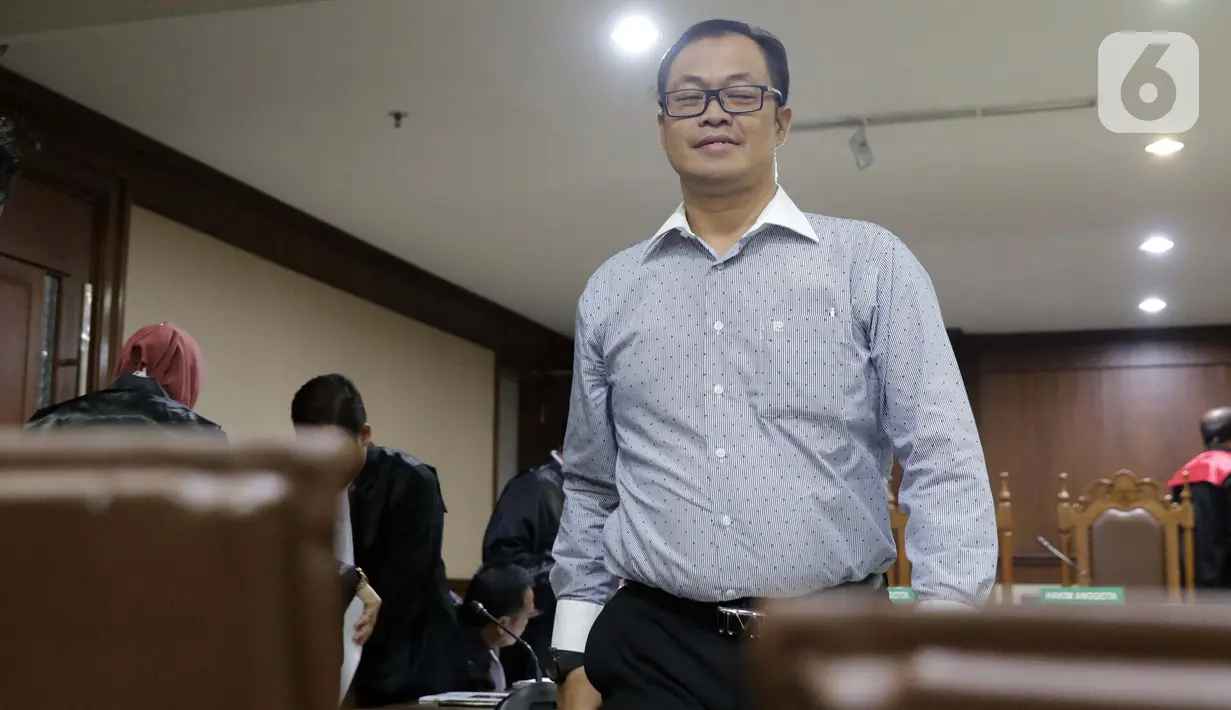 Terpidana kasus suap Pilkada, Muchtar Effendi usai menjalani sidang pembacaan dakwaan di Pengadilan Tipikor, Jakarta, Senin (7/10/2019). Muchtar Effendi didakwa dalam kasus pencucian uang yang melibatkan mantan Ketua Mahkamah Konstitusi M Akil Mochtar. (Liputan6.com/Helmi Fithriansyah)