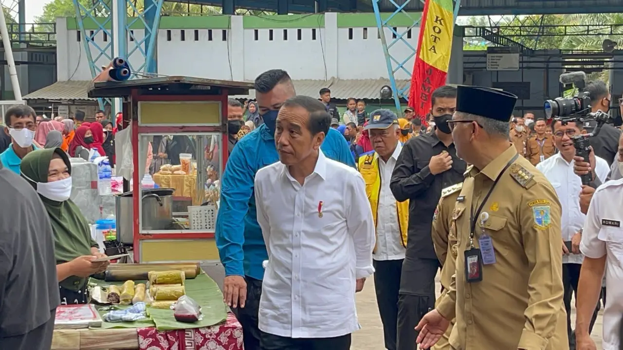 Joko Widodo Blusukan di Pasar Rakyat Talang Banjar Kota Jambi