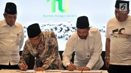 Ketua Umum PBNU Said Aqil Siroj bersama Dirut Bulog Budi Waseso meneken penandatangan MoU saat peluncuran Rumah Pangan Santri di Gedung PBNU, Jakarta, Rabu (3/10). (Merdeka.com/Iqbal S. Nugroho)
