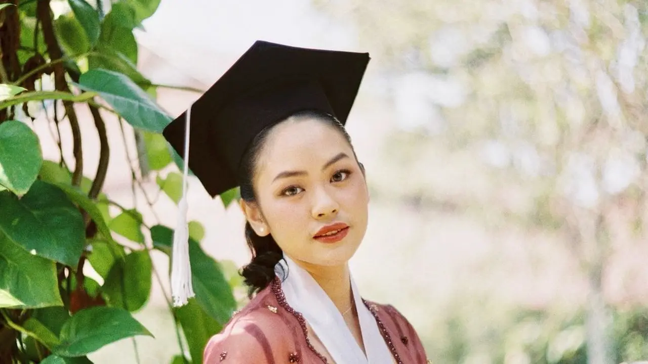Pesona Ayu Rania Yamin Kenakan Kebaya Wisuda Bergaya Kontemporer
