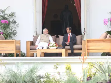 Presiden Joko Widodo berbincang dengan PM India, Narendra Modi di Istana Merdeka, Jakarta, Rabu (30/5). Pertemuan tersebut membahas kerja sama pertahanan, di antaranya terkait dengan meriam air buatan Pindad dan Tata Motors. (Liputan6.com/Angga Yuniar)