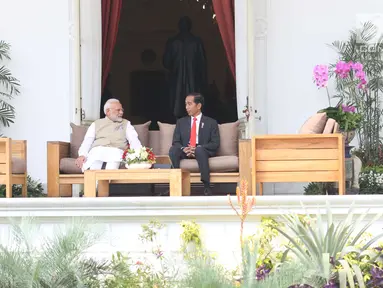 Presiden Joko Widodo berbincang dengan PM India, Narendra Modi di Istana Merdeka, Jakarta, Rabu (30/5). Pertemuan tersebut membahas kerja sama pertahanan, di antaranya terkait dengan meriam air buatan Pindad dan Tata Motors. (Liputan6.com/Angga Yuniar)