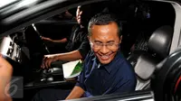 Dahlan Iskan segera masuk mobil usai menjalani pemeriksaan di Kejaksaan Agung, Jakarta, Rabu (17/6/2015). Dahlan diperiksa sebagai saksi kasus dugaan korupsi pengadaan 16 mobil listrik di 3 perusahaan milik BUMN. (Liputan6.com/Yoppy Renato)