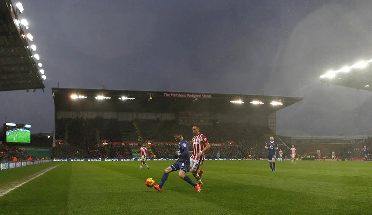 Suasana laga antara Stoke melawan Everton di Stadion Britannia, Inggris, Sabtu (6/2/2016). Stoke takluk 0-3 dari Everton. (Reuters/Ed Sykes)