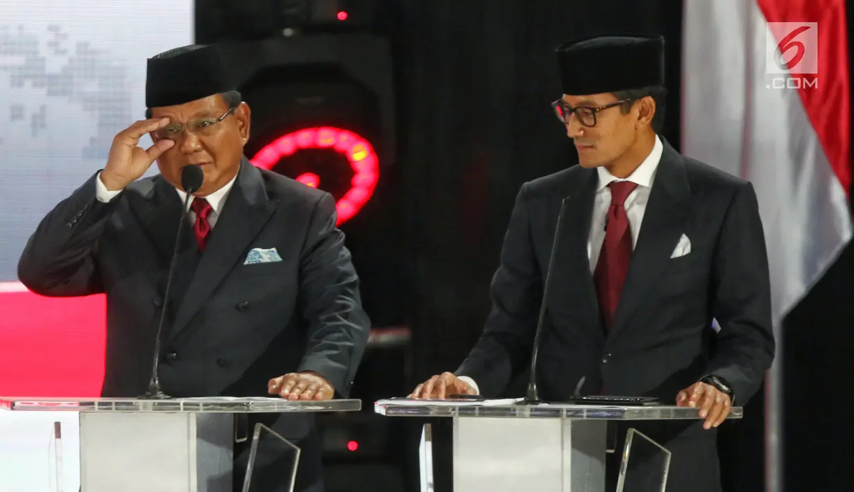 Capres dan Cawapres nomor urut 02 Prabowo Subianto-Sandiaga Uno memberikan visi misi selama Debat Pilpres 2019 kelima di Jakarta, Sabtu (13/4). Debat kelima mengambil tema Ekonomi, Kesejahteraan Sosial, Keuangan dan Investasi. (Liputan6.com/Johan Tallo)