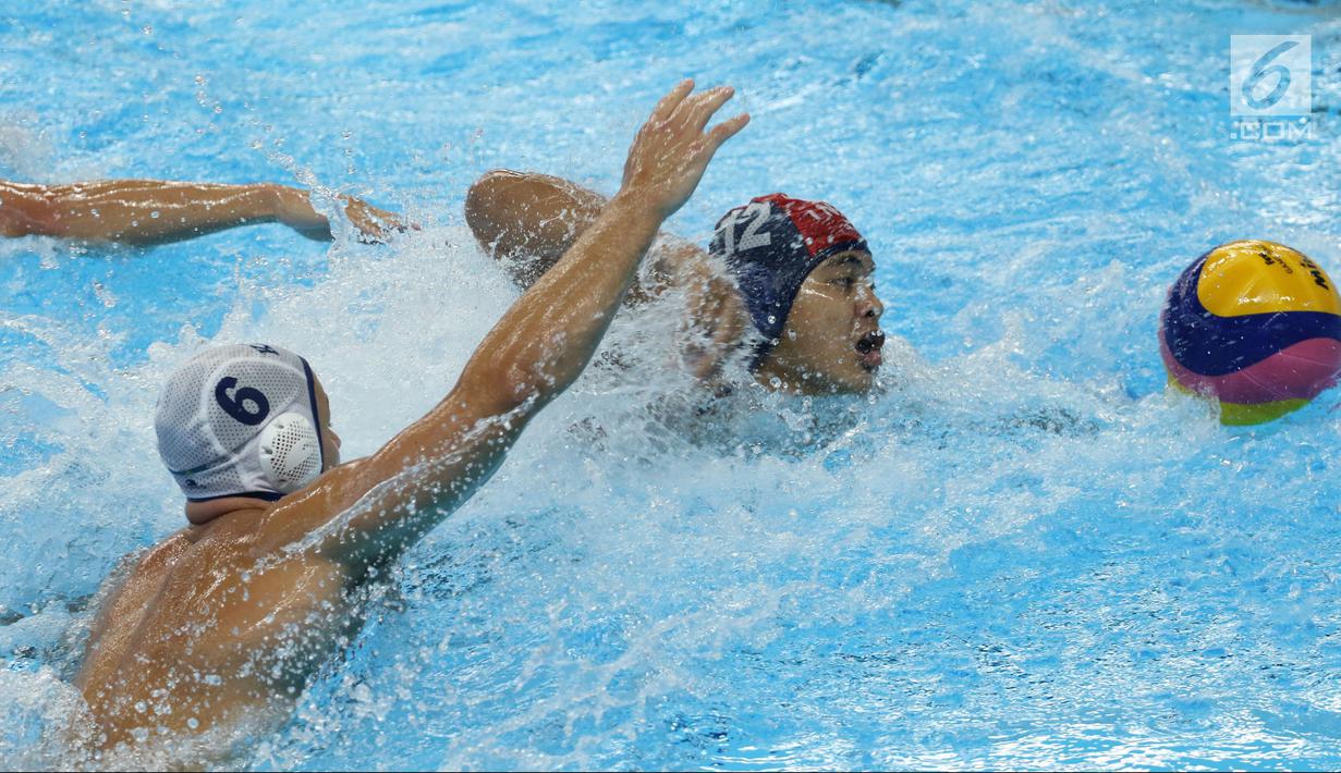 Pemain Polo Air Putra Indonesia, Zaenal Arifin (kanan) menghindari kejaran Alexey Shmider (Kazakhstan) pada perempat final Polo Air Putra Asian Games 2018, Stadion Akuatik GBK Jakarta, Kamis (30/8). Indonesia kalah 20-4. (Liputan6.com/Helmi Fithriansyah)