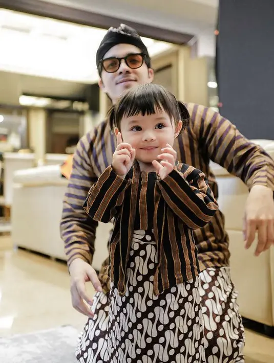 <p>Kali ini, Ameena tampil kompak bersama sang ayah mengenakan atasan dengan motif lurik lengan panjang. [@attahalilintar]</p>