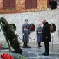 Presiden Rusia Vladimir Putin meletakkan karangan bunga di Mamayev Kurgan di Volgograd dalam rangka&nbsp;memperingati 80 tahun berakhirnya Pertempuran Stalingrad pada Kamis (2/2/2023). (Dok. AFP)