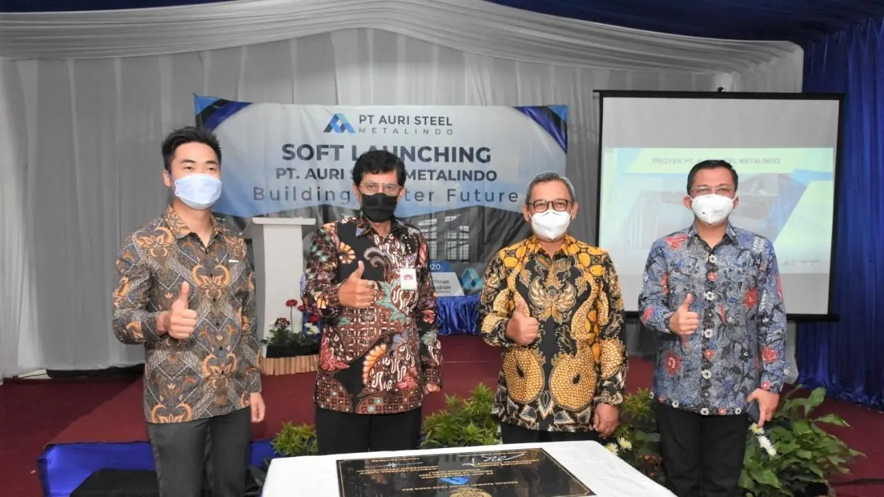 Sekjen Kemenperin Achmad Sigit Dwiwahjono, Dirjen Ilmate  Kemenperin Taufiek Bawazier berfoto bersama dengan Direktur Utama PT Auri Steel Metalindo, Stanislaus Auripallas Pramana dan Direktur PT. Kawasan Industri Kendal Didik Purbadi.