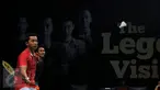 Sejumlah pebulutangkis legendaris dunia mengadakan laga eksebisi The Legends Vision di GOR Asia Afrika, Senayan, Jakarta, Senin (17/8/2015). Tampak, Taufik Hidayat (kiri) mengikuti laga eksebisi bersama Mohammad Ahsan. (Liputan6.com/Helmi Fithriansyah) 