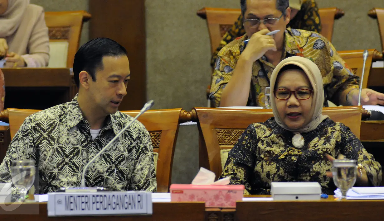Mendag, Thomas Trikasih Lembong (kiri depan) berdiskusi dengan salah satu staffnya saat RDP dengan Komisi VI DPR RI di Kompleks Parlemen, Jakarta, Kamis (26/11/2015). RDP membahas perdagangan gula rafinasi. (Liputan6.com/Helmi Fithriansyah)