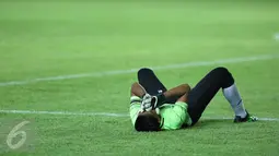 Penjaga gawang Sulawesi Selatan, Syaiful menutup wajah usai dikalahkan Jawa Barat di laga final PON XIX 2016 di Stadion Si Jalak Harupat, Kab Bandung, Rabu (28/9). Sulsel kalah adu penalti 5-4. (Liputan6.com/Helmi Fithriansyah)