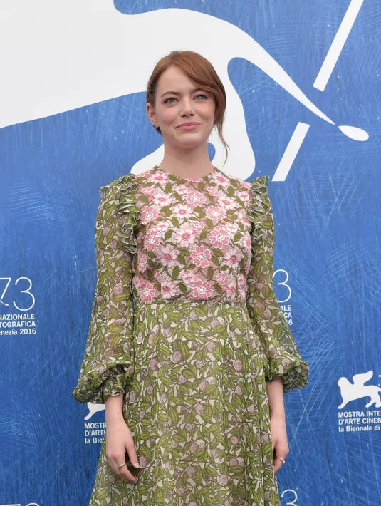 Siapa bilang rambut pendek hanya bisa diurai? Lihat penampilan Emma Stone yang mengenakan mini dress berwarna hijau dengan motif bunga ini mengikat ke belakang rambutnya dan membiarkan sedikit poninya terjuntai. (AFP/Bintang.com)