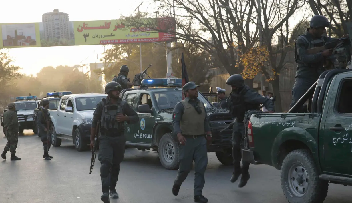 Pasukan keamanan tiba di lokasi serangan bunuh diri di Kabul tengah, Afghanistan, (31/10). Serangan ini merupakan serangan pertama yang menyasar zona diplomatik di Kabul. (AP Photo/Massoud Hossaini)
