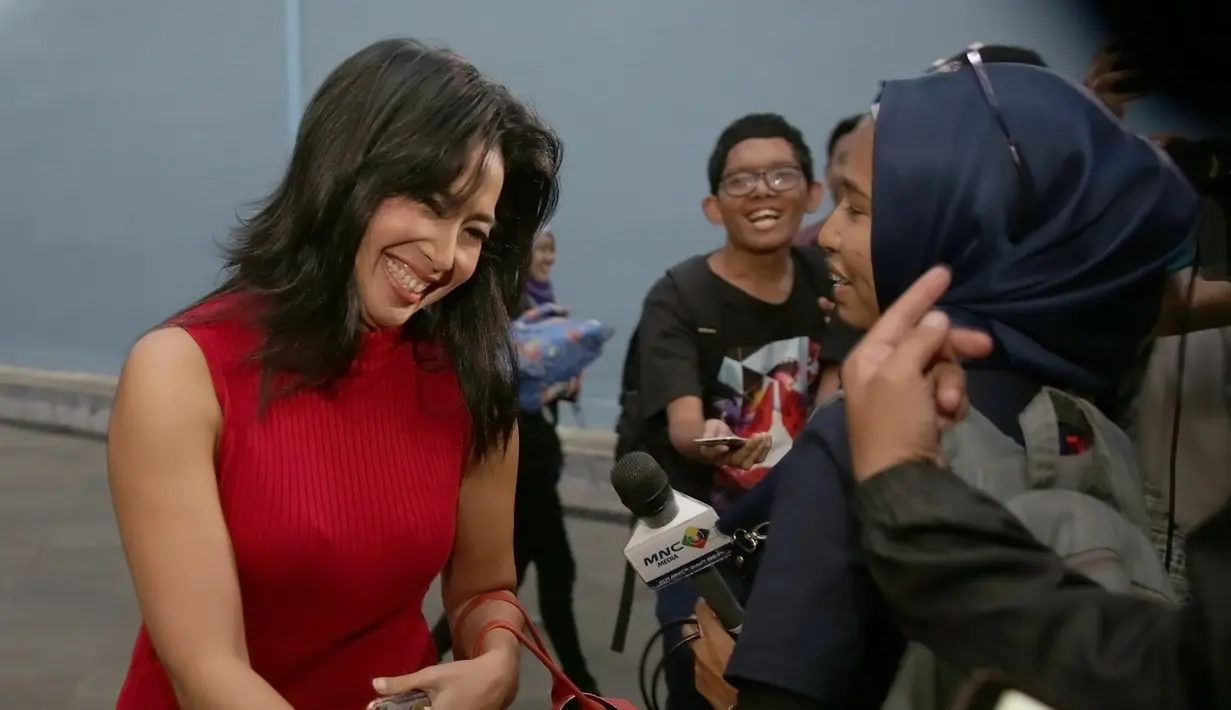 Untuk meminta komentarnya mengenai sumpah serapah dari Marissa Haque, wartawan menunggu presenter Feni Rose. Usai menjadi pembawa acara, ia hanya melempar senyum pada wartawan. (Bambang E. Ros/Bintang.com)