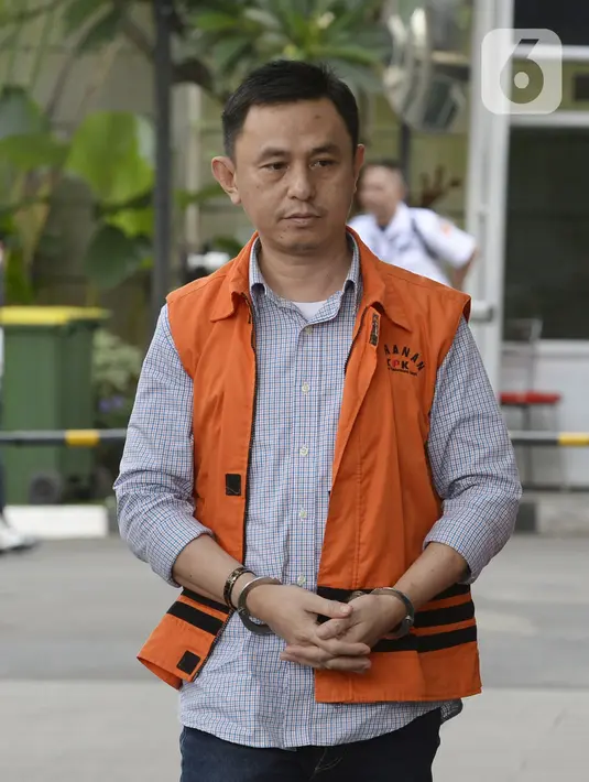 Tersangka Kadis Perdagangan Lampung Utara nonaktif, Wan Hendri berjalan akan menjalani pemeriksaan di Gedung KPK, Jakarta, Rabu (29/1/2020). Wan Hendri melengkapi berkas terkait dalam kasus dugaan suap proyek  di Dinas Perdagangan Kabupaten Lampung Utara. (merdeka.com/Dwi Narwoko)