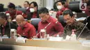 Menteri Kelautan dan Perikanan Sakti Wahyu Trenggono (kanan) saat mengikuti rapat kerja bersama Komisi IV DPR RI di Kompleks Parlemen, Senayan, Jakarta, Selasa (17/1/2023). Rapat tersebut membahas tentang kontribusi KKP dalam pelaksanaan kebijakan pembangunan nasional RKP 2023. (Liputan6.com/Faizal Fanani)