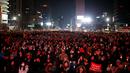 Ratusan ribu pengunjuk rasa duduk berkumpul memadati jalan-jalan utama di pusat Kota Seoul, Korea Selatan, Sabtu (3/12). Namun permohonan itu ditolak oleh oposisi dalam parlemen. (Reuters/Kim Hong-Ji)