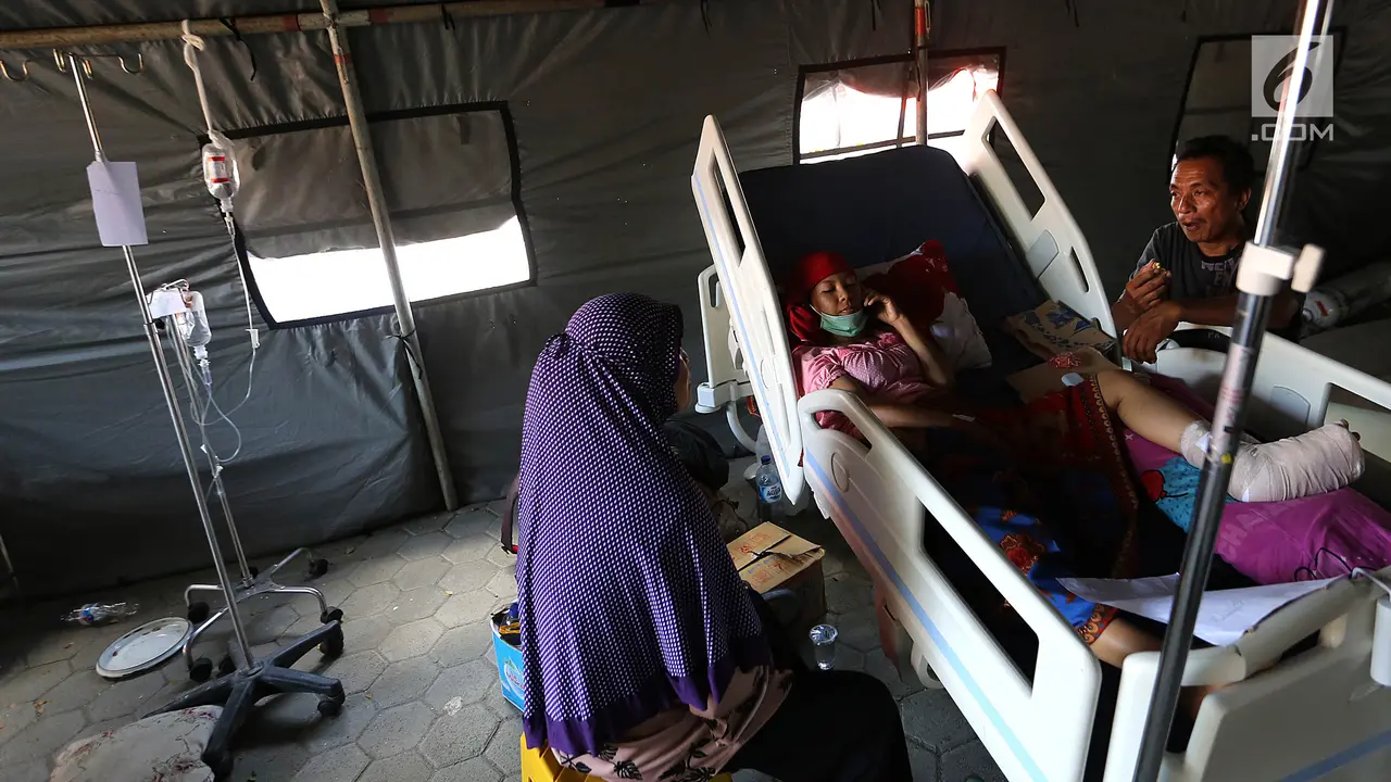Korban Gempa Palu Dirawat Seadanya di Halaman RS Undata