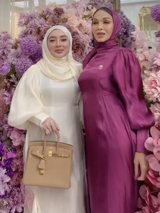 Dibalut kerudung ia pun tampil lebih elegan. Lalu bagaimana menurut sahabat Fimela penampilannya ini? @shellasaukiaofficial