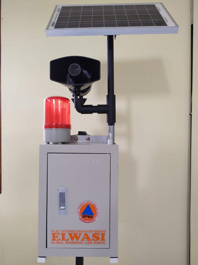 Sistem peringatan dini (EWS) Longsor bernama Elwasi, yang berharga murah dan ramah lingkungan lantaran bertenaga surya. (Liputan6.com/BPBD Banjarnegara/Muhamad Ridlo)