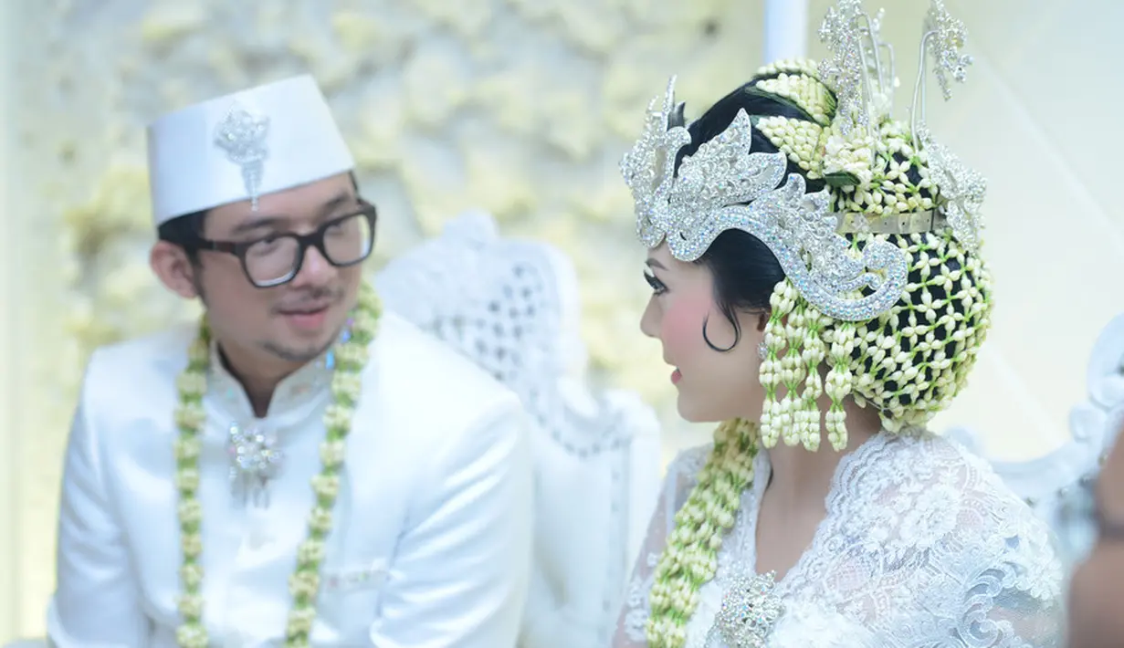 "Pangling pasti dan makeup-nya bagus, terus wardrobe-nya juga bagus, keren. Alhamdulillah pas banget sama karakternya Poppy Sovia juga, " ujar pria yang akrab disapa Oki itu. (Bayu Herdianto/KapanLagi.com)