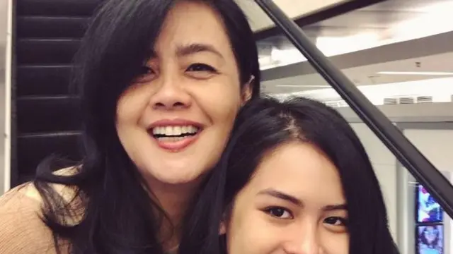 [Bintang] Maudy Ayunda dan ibu