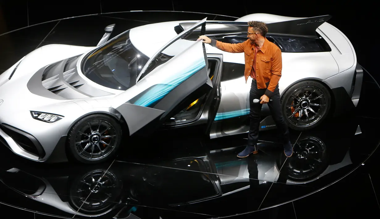 Pembalap Formula Satu Lewis Hamilton memperkenalkan mobil Mercedes-AMG Project One saat pembukaan International Frankfurt Motor Show IAA di Frankfurt, Jerman (11/9). (AP Photo/Michael Probst)