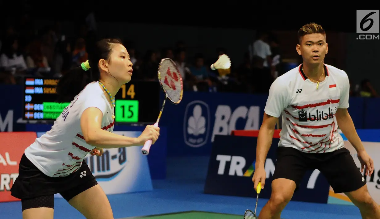 Ganda Campuran Indonesia, Preveen Jordan/Debby Susanto menahan serangan Mathias Christiansen/Sara Thygesen (Denmark) di putaran pertama Indonesia Open 2017 di Jakarta, Selasa (13/6). Preveen/Debby kalah 1-2. (Liputan6.com/Helmi Fithriansyah)