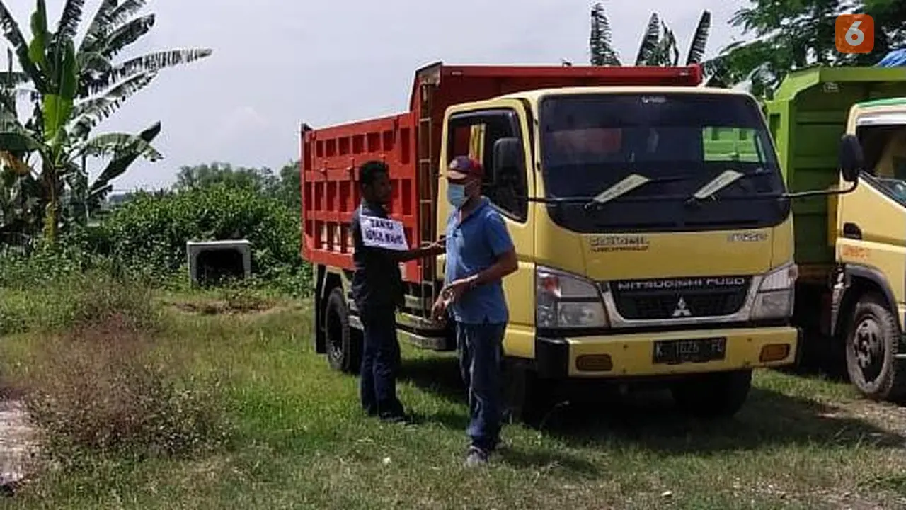Anggota Satreskrim Polres Tuban ketika menggelar rekonstruksi di lokasi kejadian. (Liputan6.com/Ahmad Adirin)